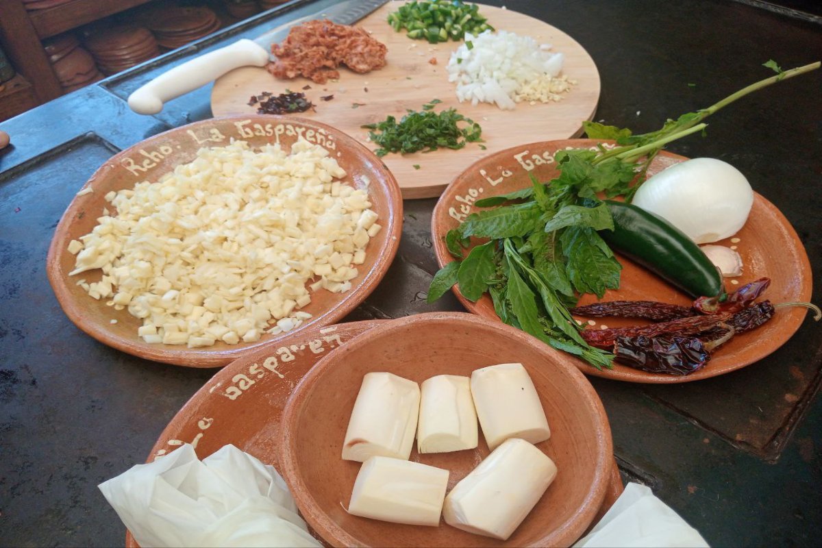 Ingredientes de receta de huevo de maguey en mixiote. 