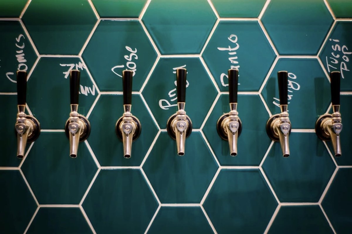 líneas de cerveza artesanal en Falling Piano CDMX