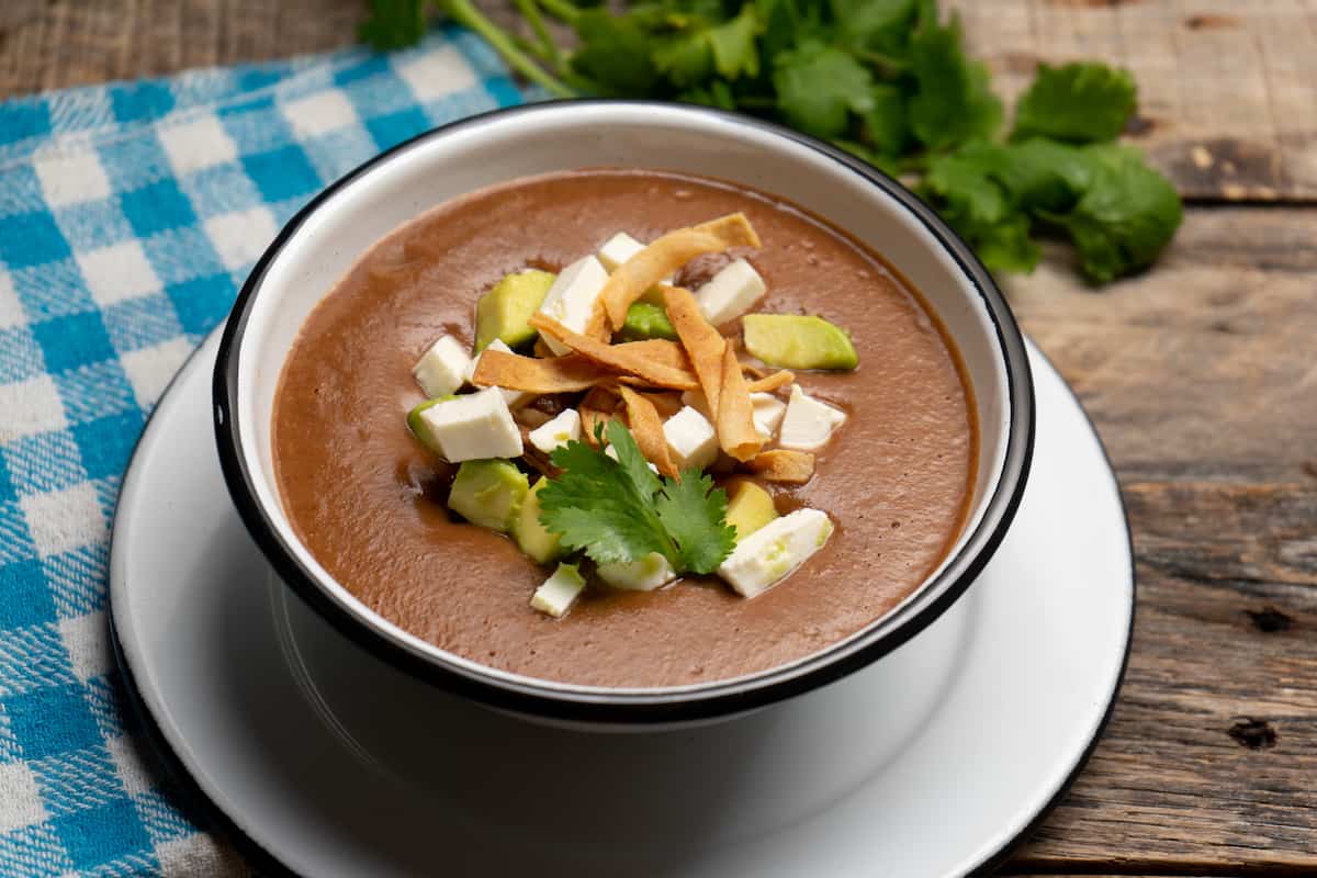 sopa azteca y otros caldos