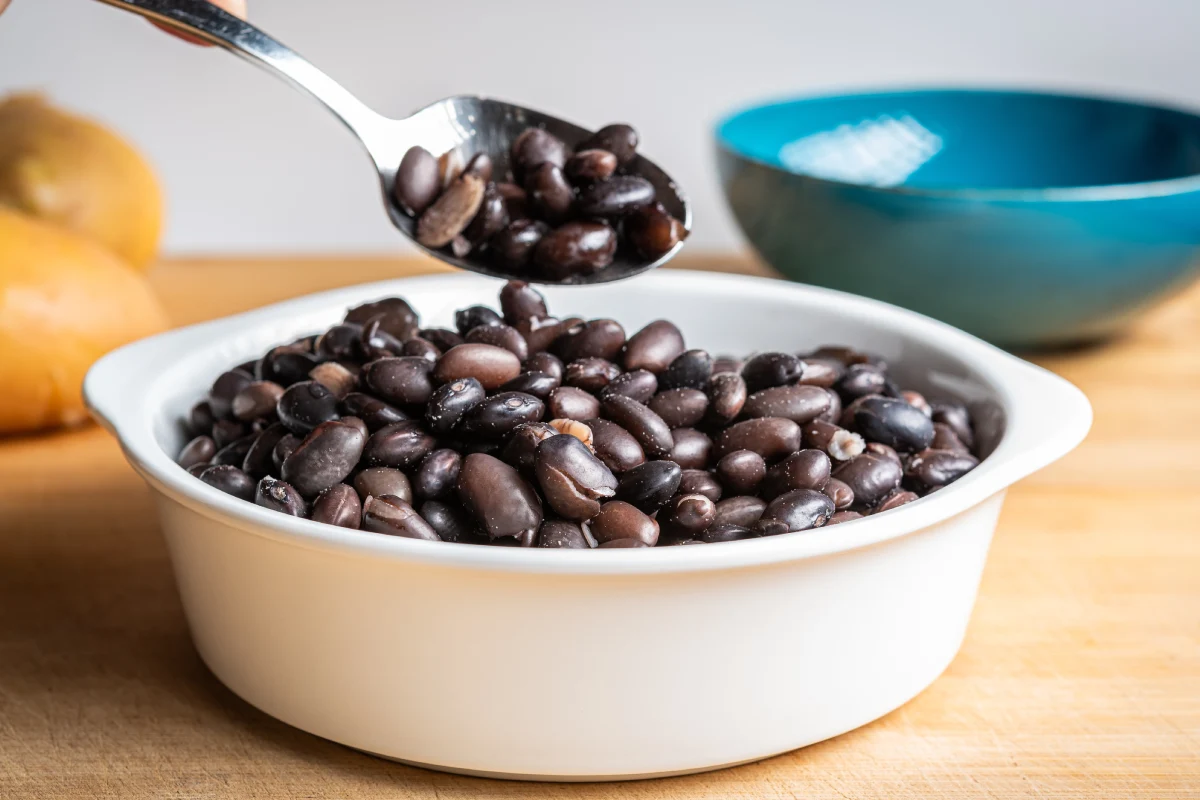Preparar frijoles negros en olla exprés