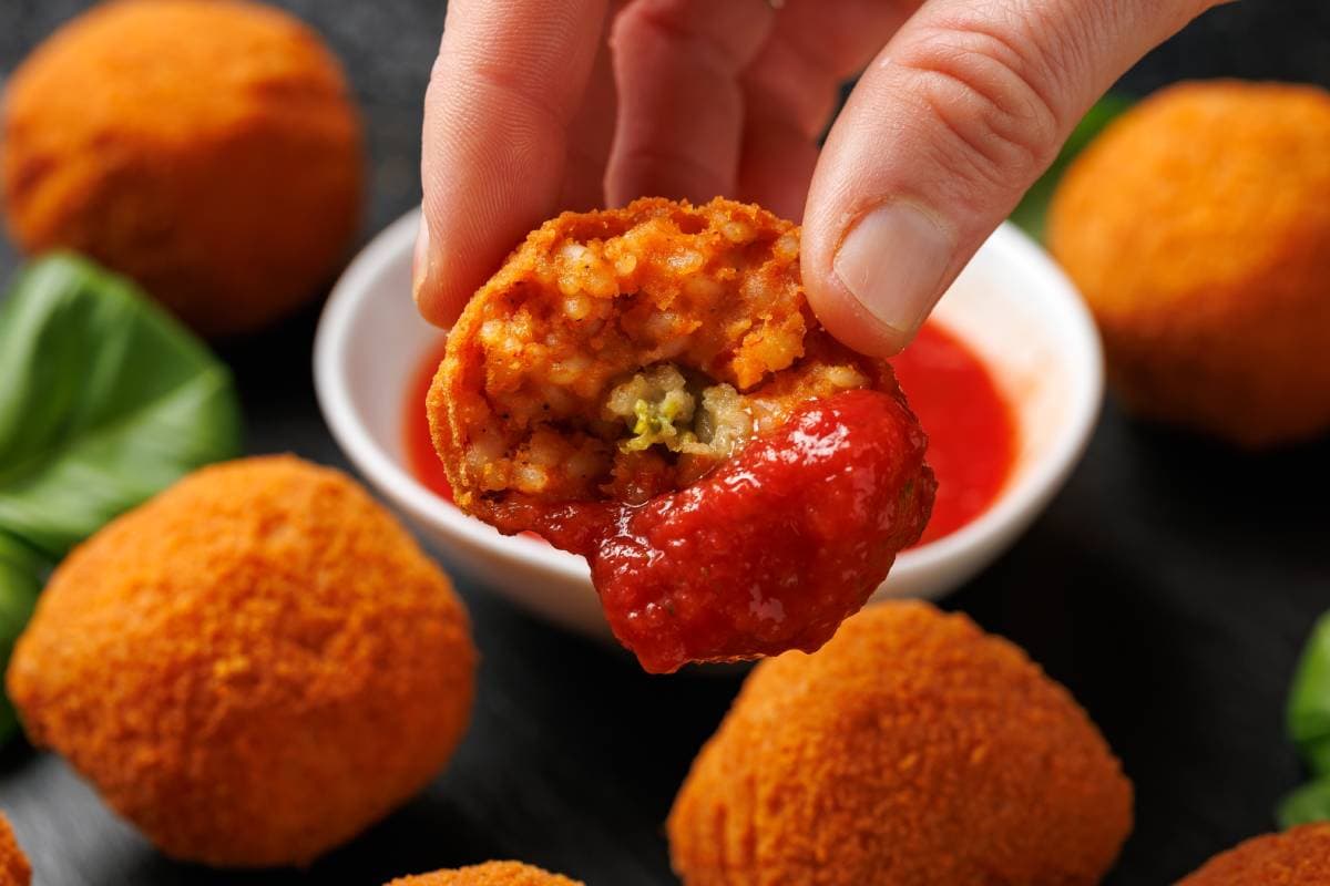 Arancini Italiano acompañado de salsa 