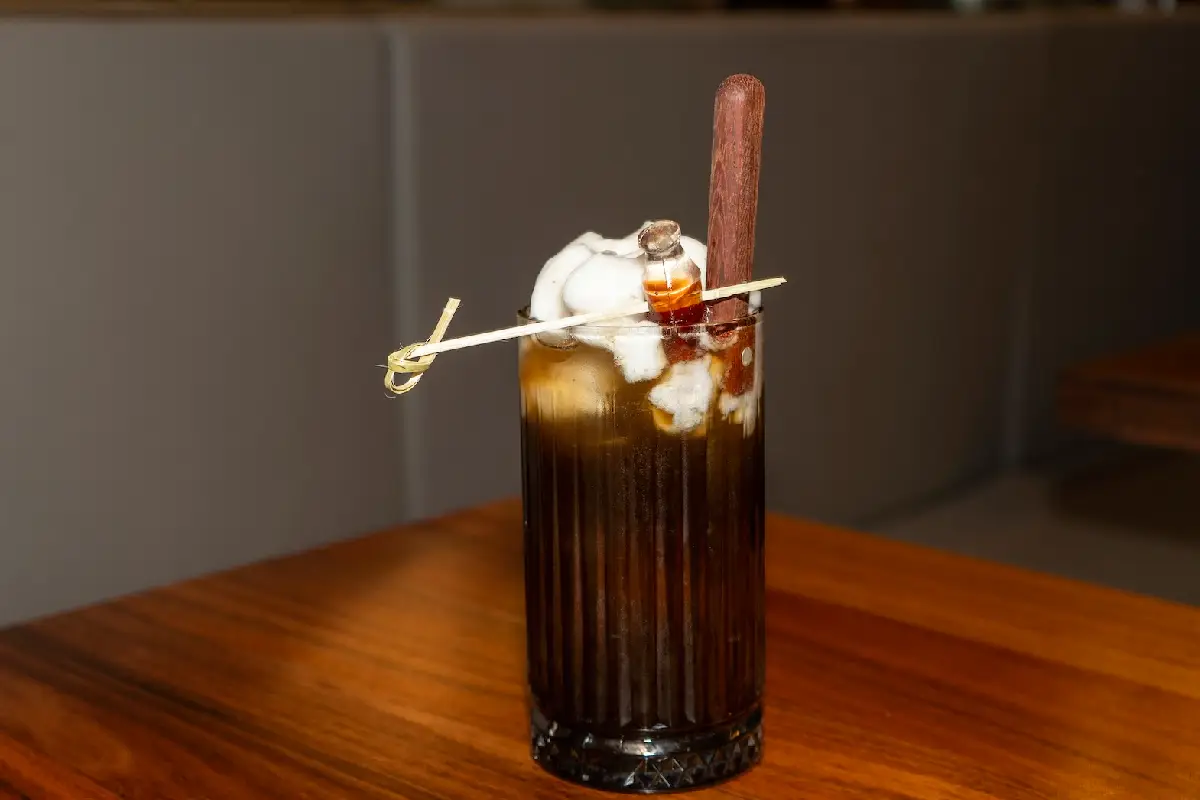 vaso highball con coctel batanga