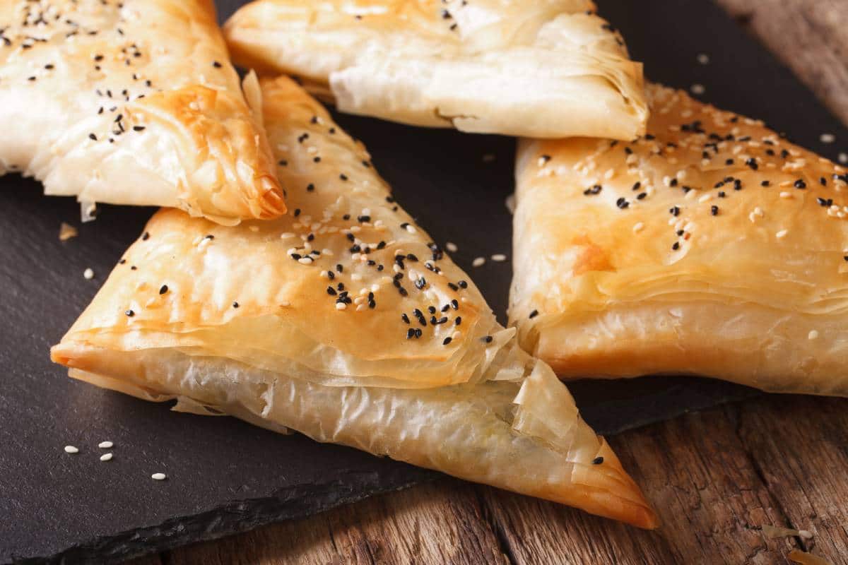 Empanada con papel de arroz crujiente de espinaca y queso. 