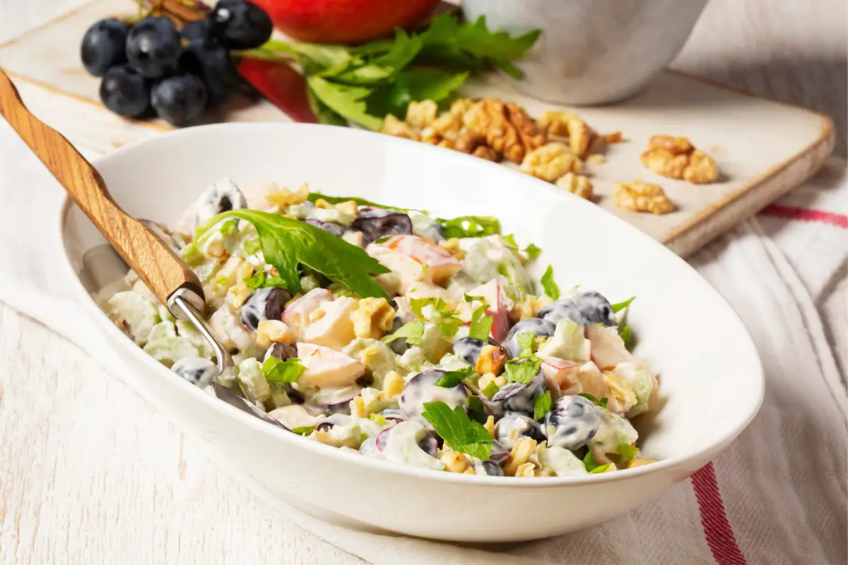 Bowl de ensalada navideña de manzana, nuez y palmito