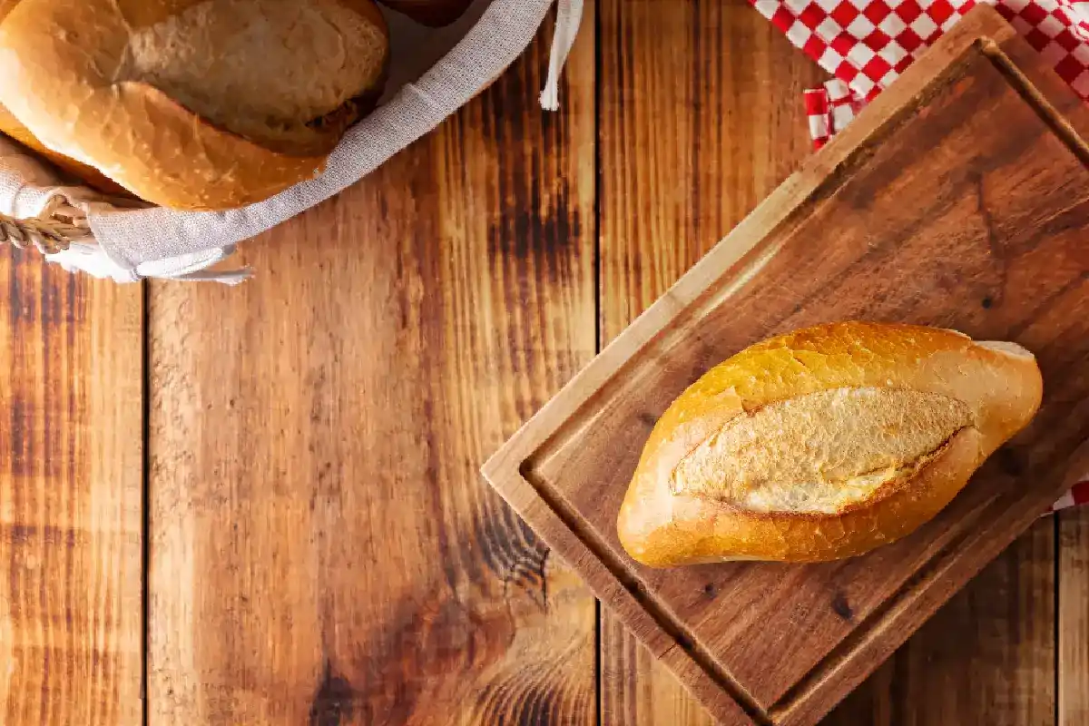 mesa mexicana con una pieza de pan