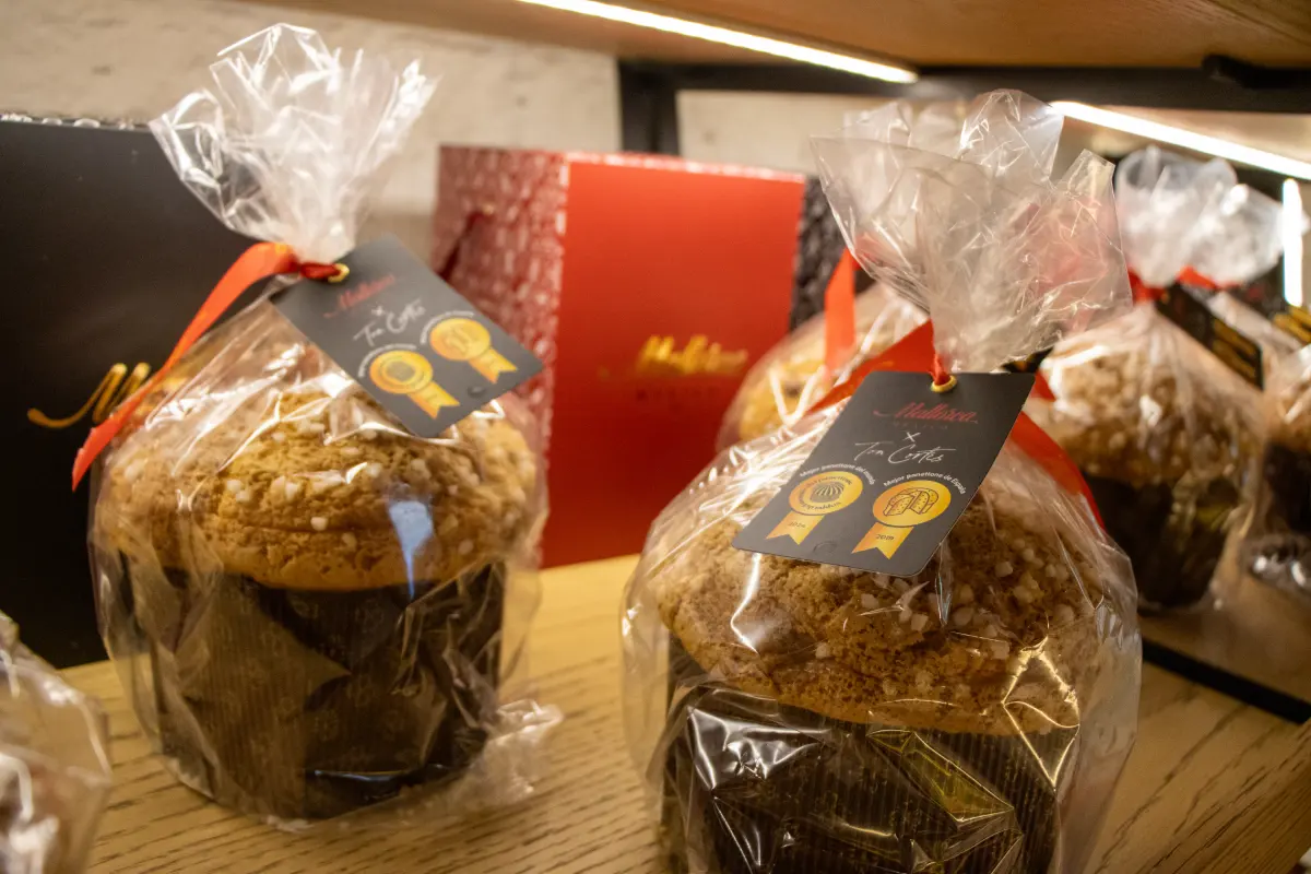 Sobre una repisa hay tres panettones que fueron hechos por el mexicano Ton Cortés