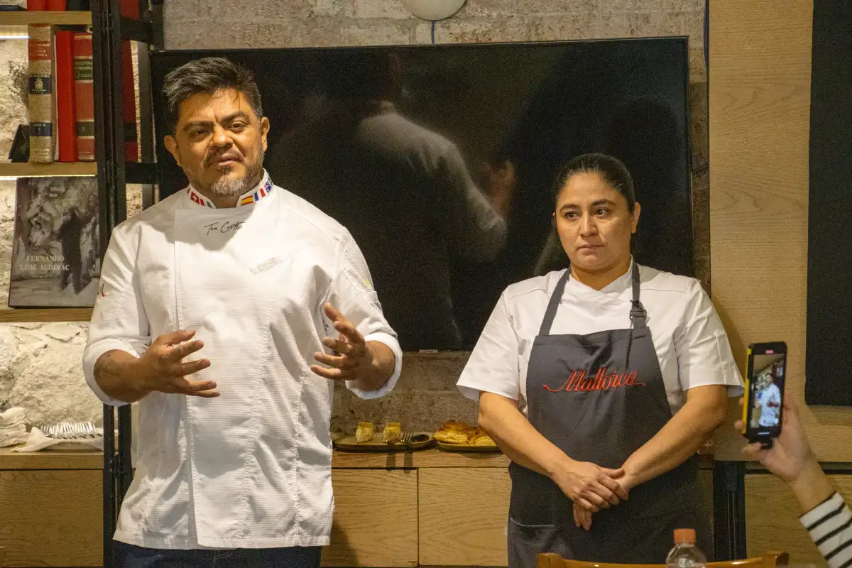 Ton Cortés junto a la chef de Mallorca explicando el proceso de elaboración del panettone que se vende en la pastelería de la CDMX