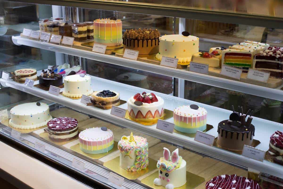 Variedad de pasteles exhibidos para su venta