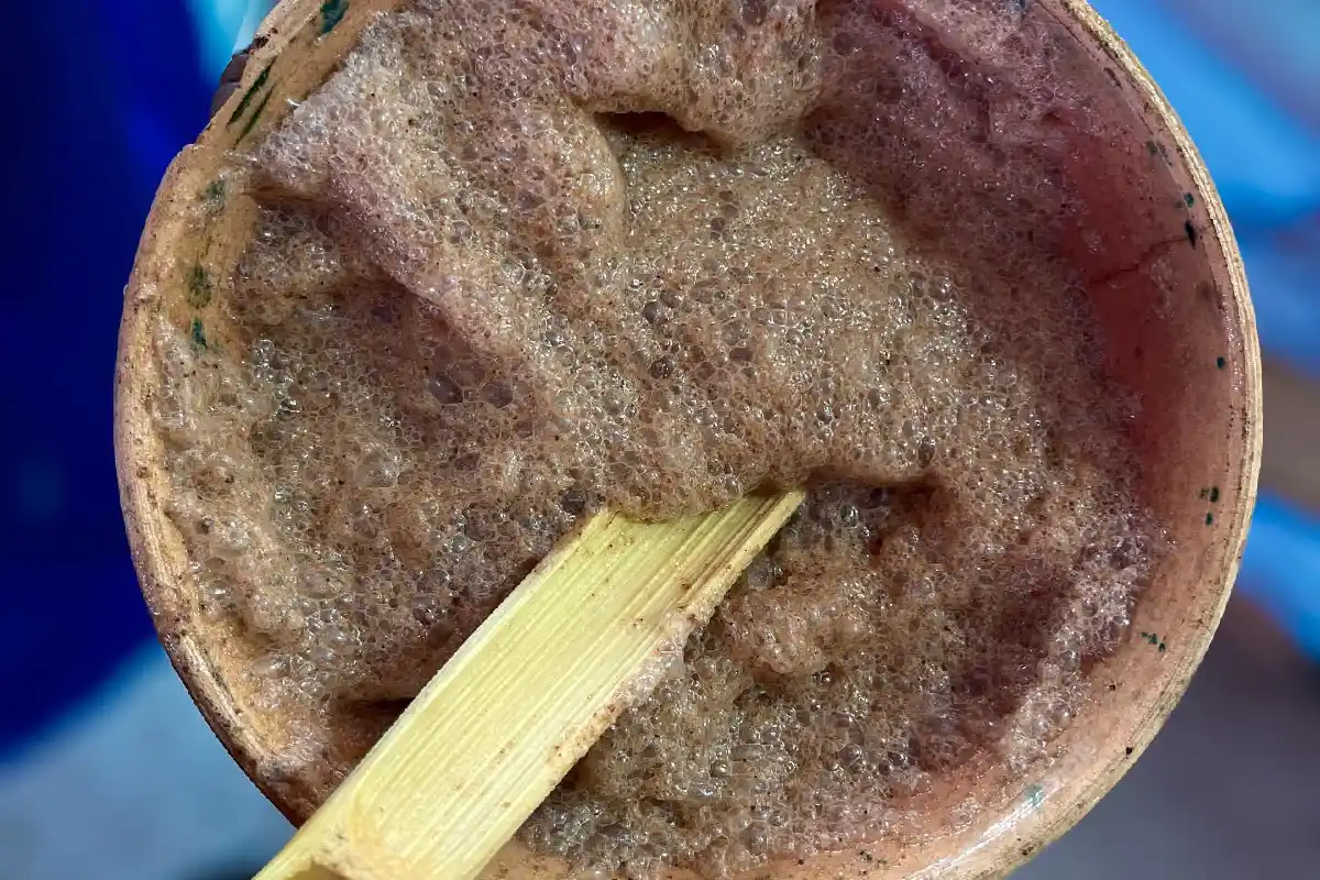 Jicara de barro con espuma que proviene del pozontle, bebida tradicional de Oaxaca