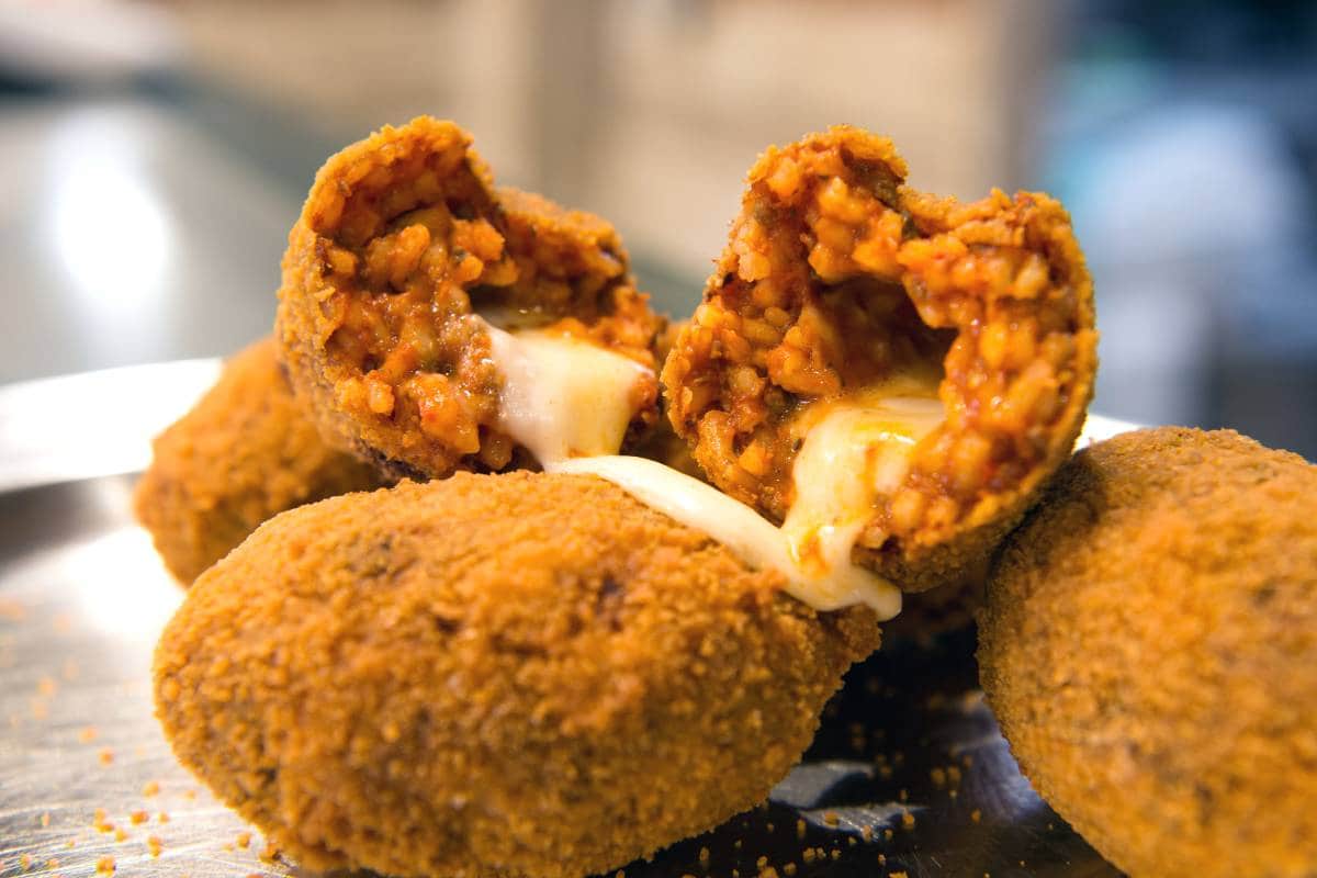 Supplì Italiano recién elaborado con queso fundido.