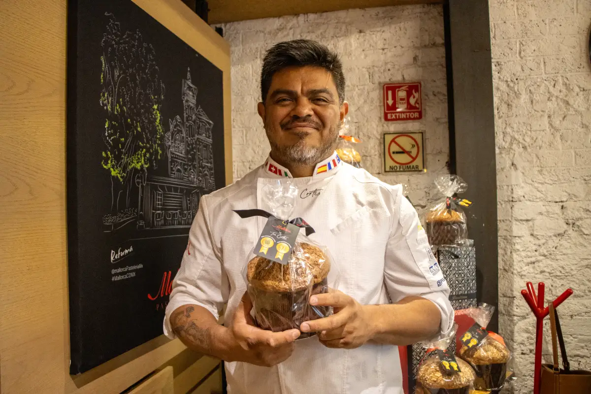 El panadero mexicano Ton Cortés sostiene entre sus manos un panettone hecho con la receta ganadora al Mejor Panettone del Mundo