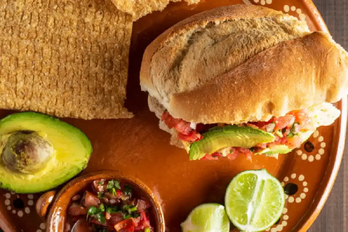 platillo de torta mexicana con aguacate y chicharrón