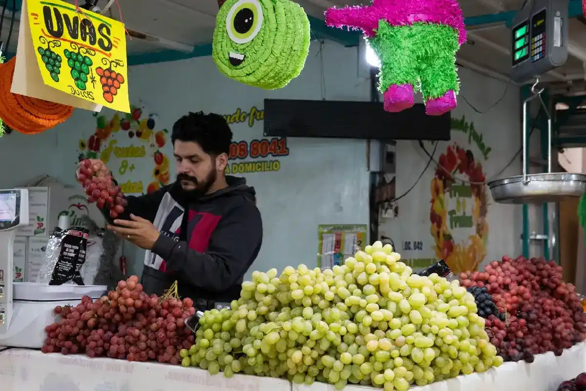 vendedor de uvas en la merced de la cdmx