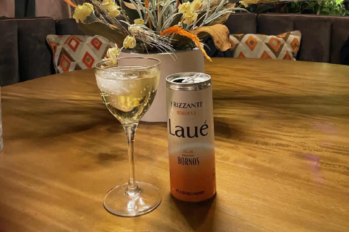 mesa con copa de vino frizzante Laué