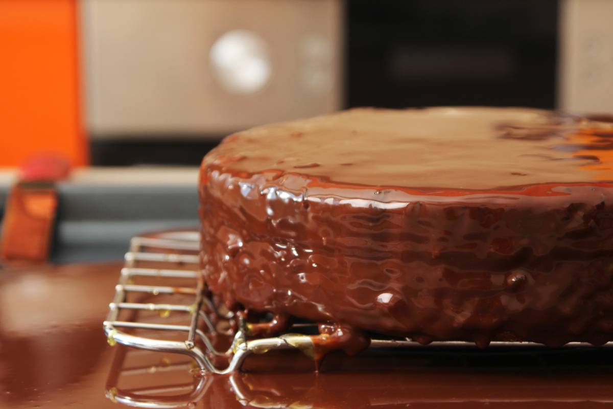 Bizcocho glaseado con chocolate.