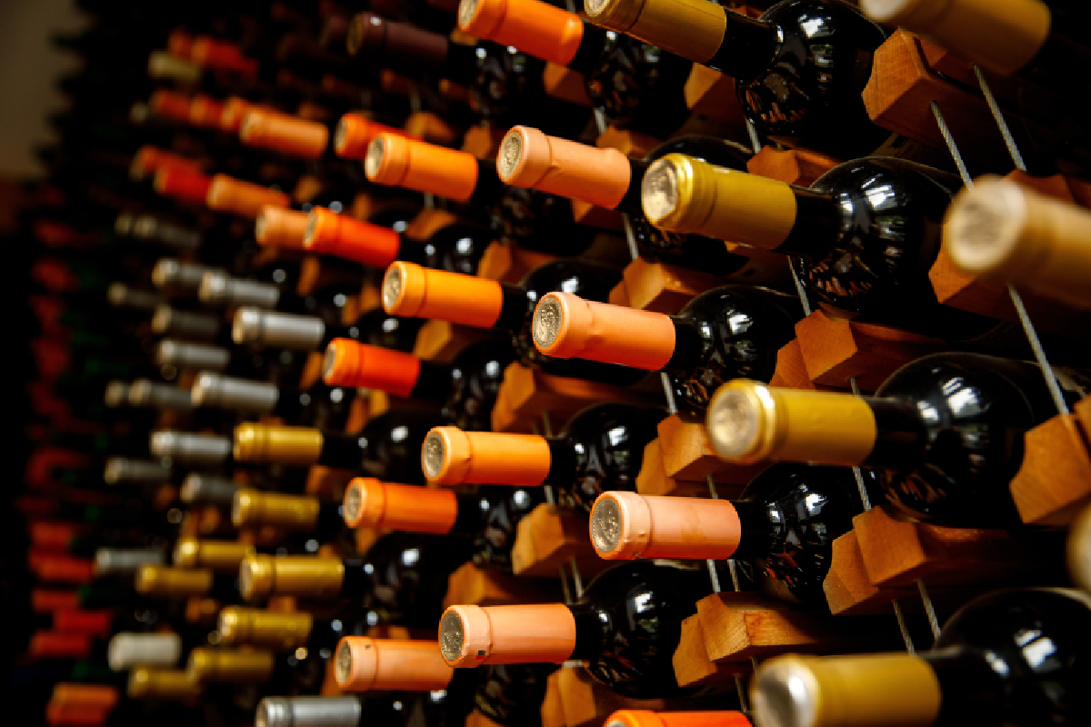 Botellas de vino formadas en una cava