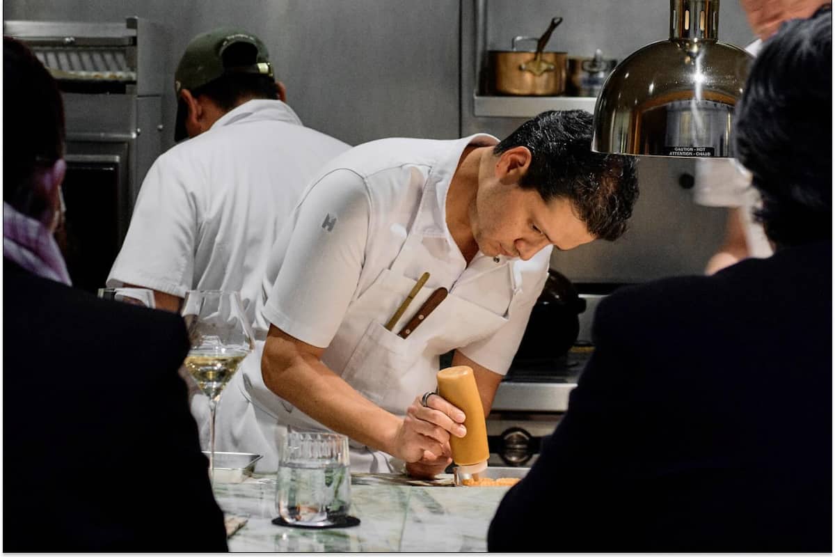 chef mexicano Jorge Vallejo cocinando