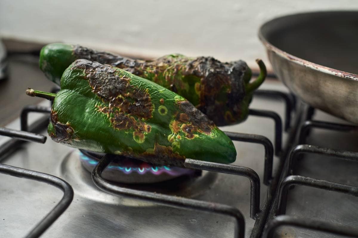 Chile poblano tatemado en estufa.