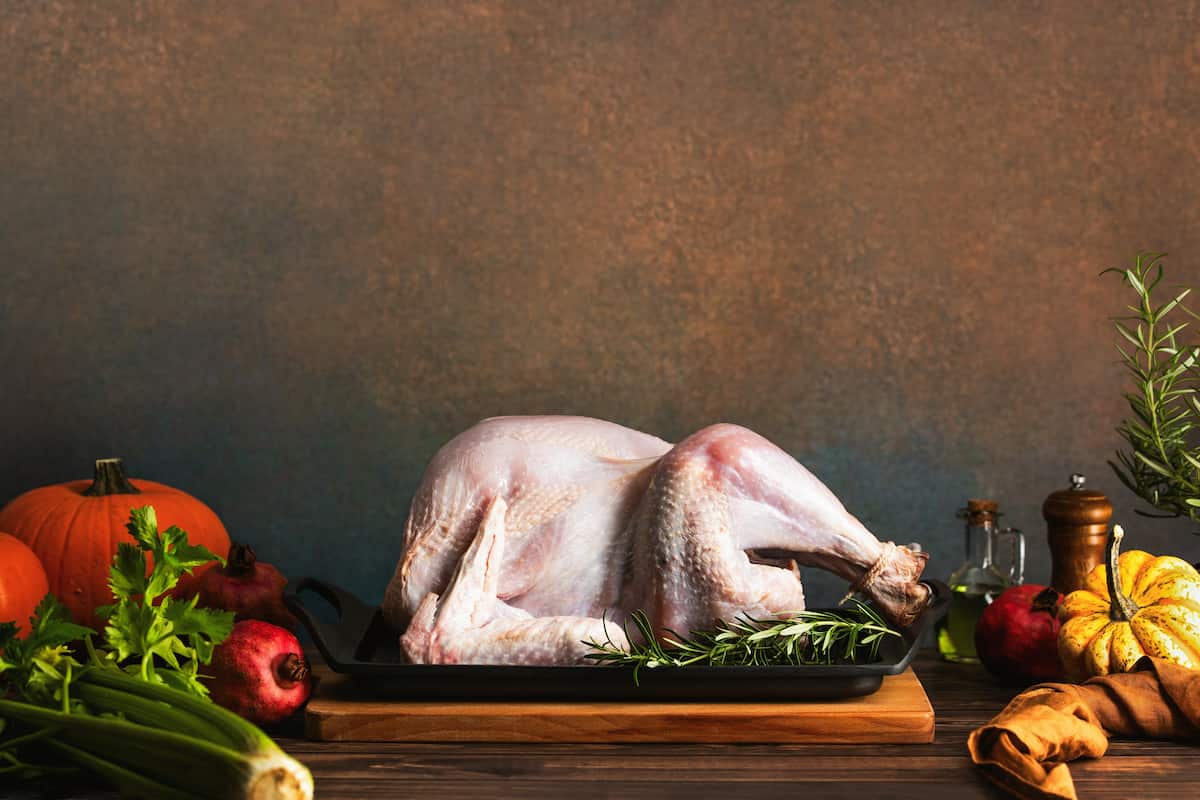 pavo fresco en bandeja para horno 