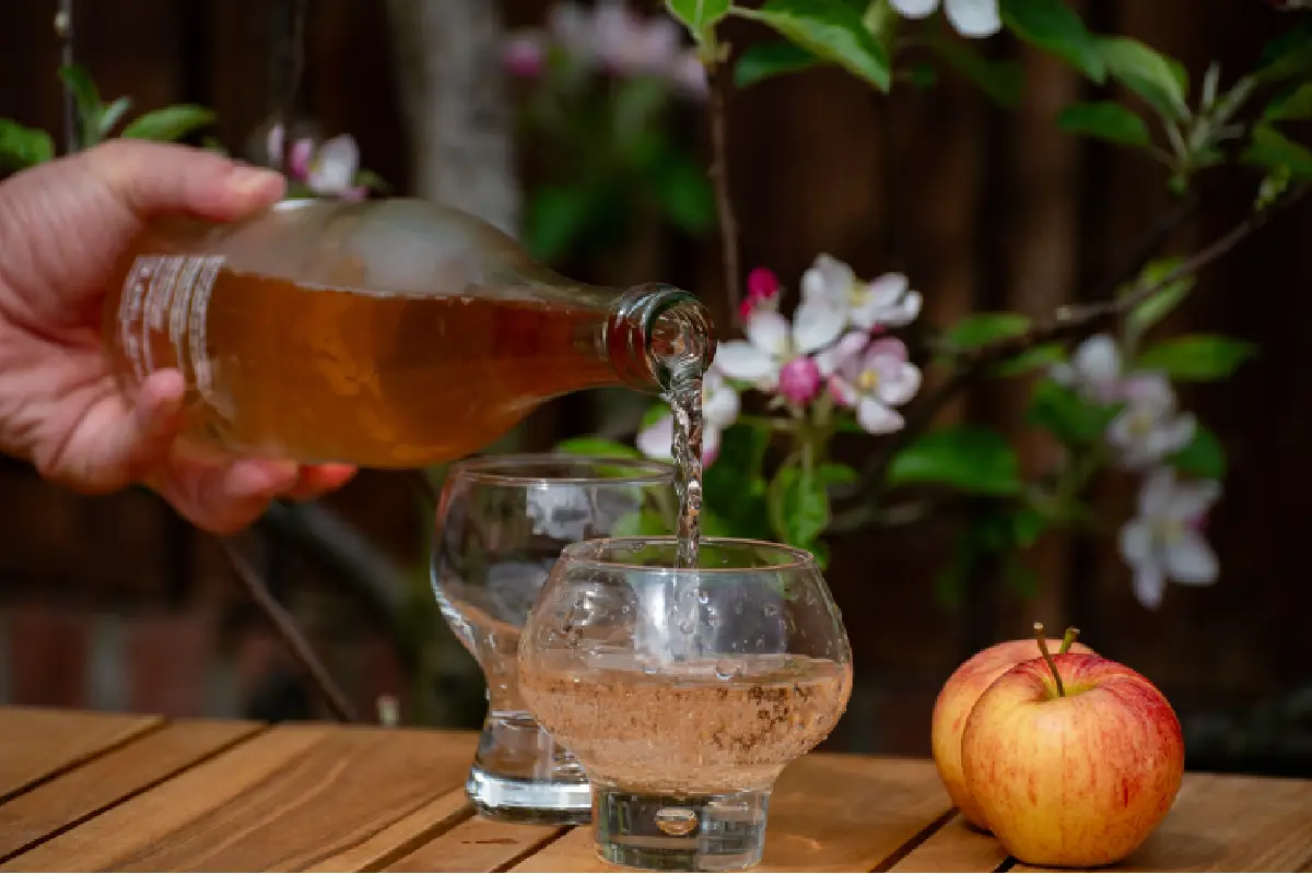 sidra de manzana sirviéndose