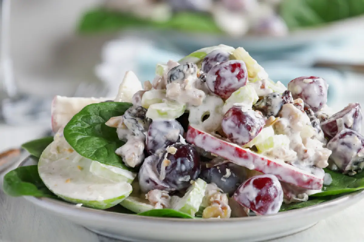 acercamiento a ensalada de manzana roja con toques gourmet
