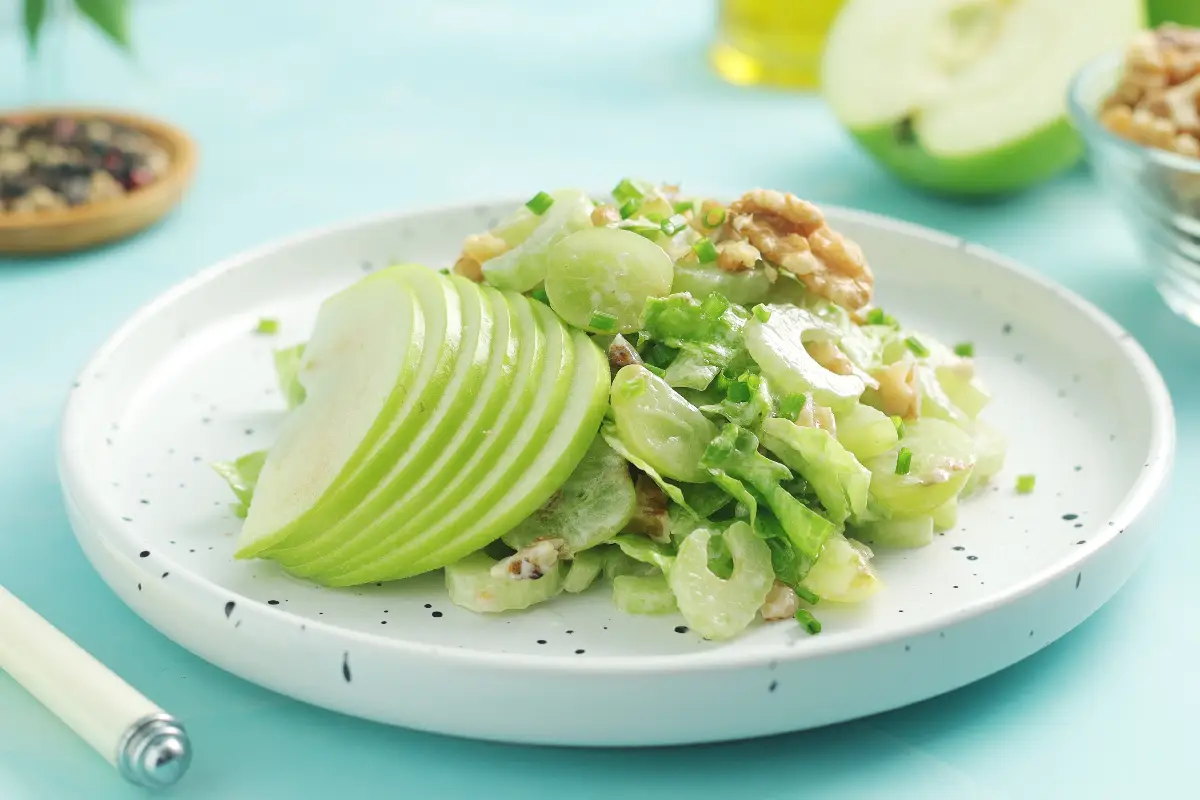 plato de ensalada de manzana verde con yogurt
