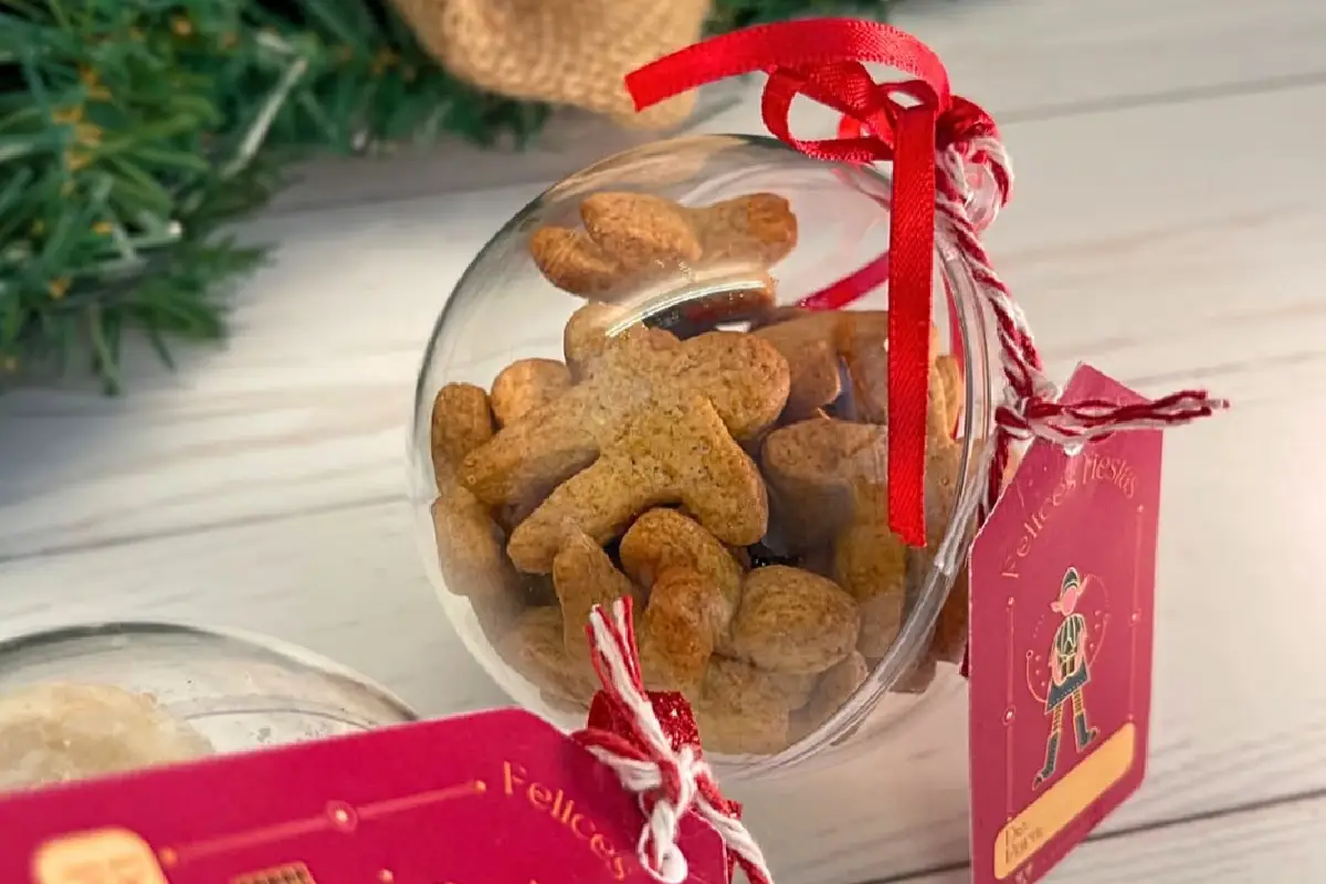 esfera de navidad rellena de galletas de jengibre en forma de muñeco