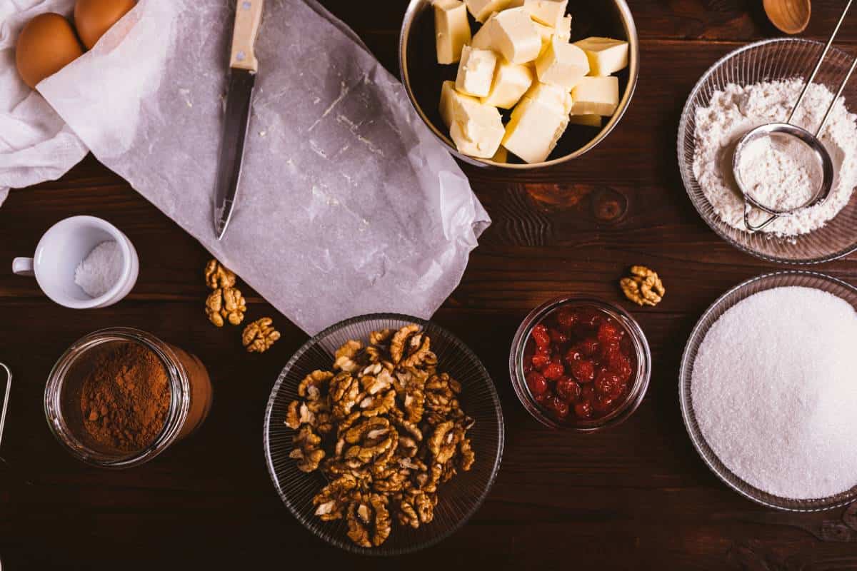 Mesa con los ingredientes para la elaboración de las galletas de beso de nuez.