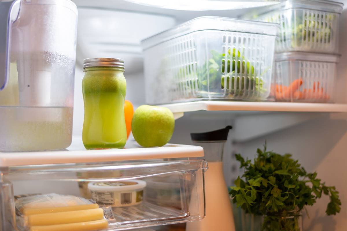 Interior de refrigerado con alimentos.