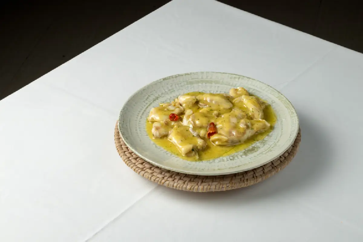 plato de fine dining vasco hecho con kokotxas