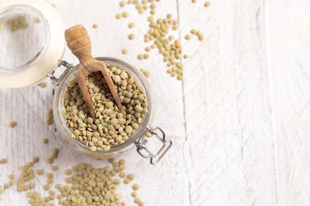 Lentejas crudas en recipiente.