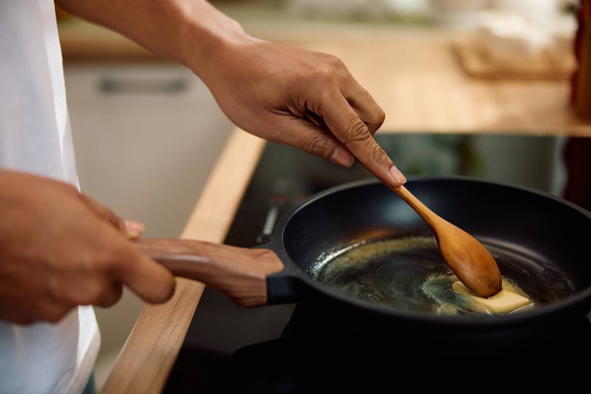 Mantequilla derretida sobre fuego.