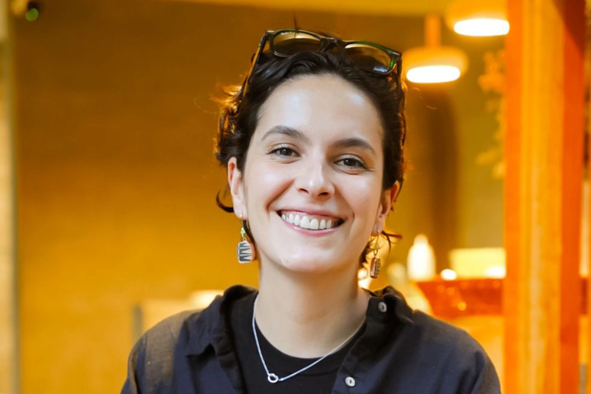 María Graue, fundadora del restaurante Manū, sonríe mientras sostiene un taza