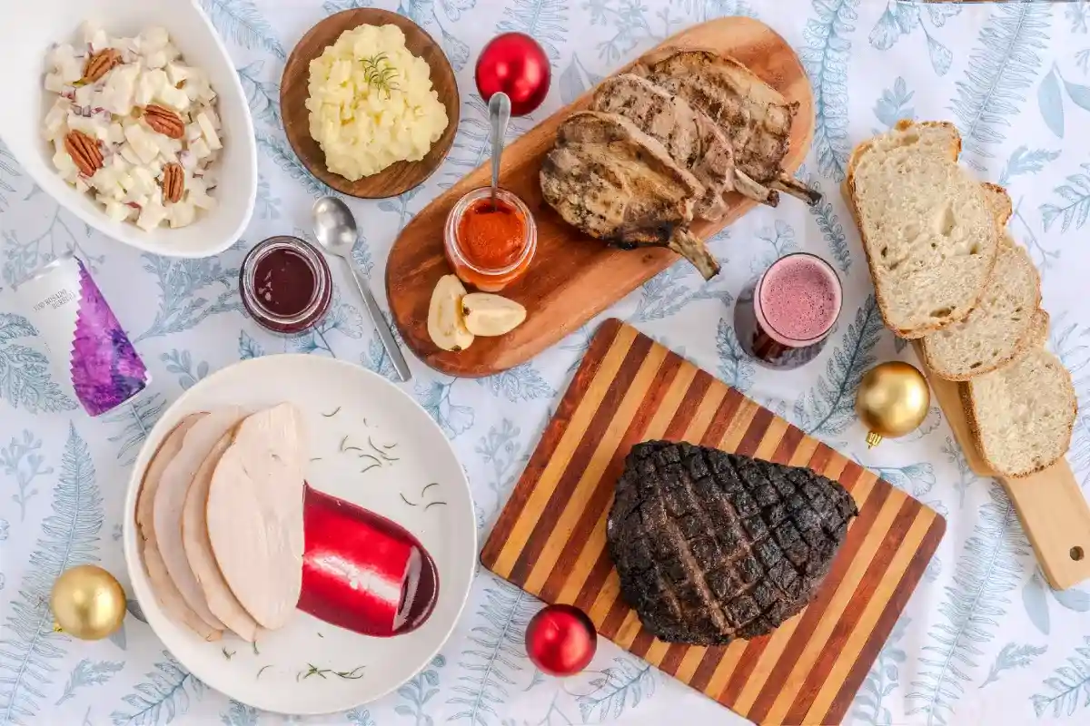 mesa con diferentes platillos navideños, como carne braseada, pavo y puré