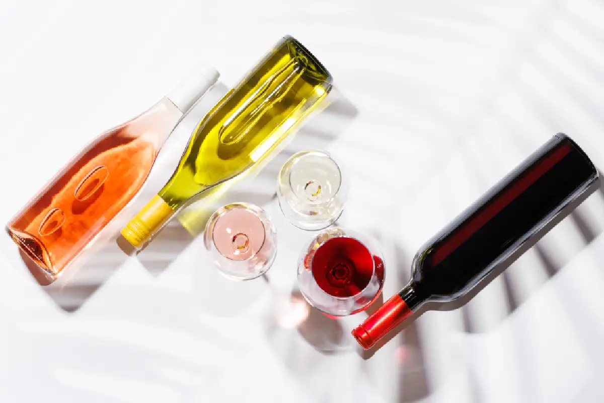 mesa con tres botellas de diferentes vinos mexicanos