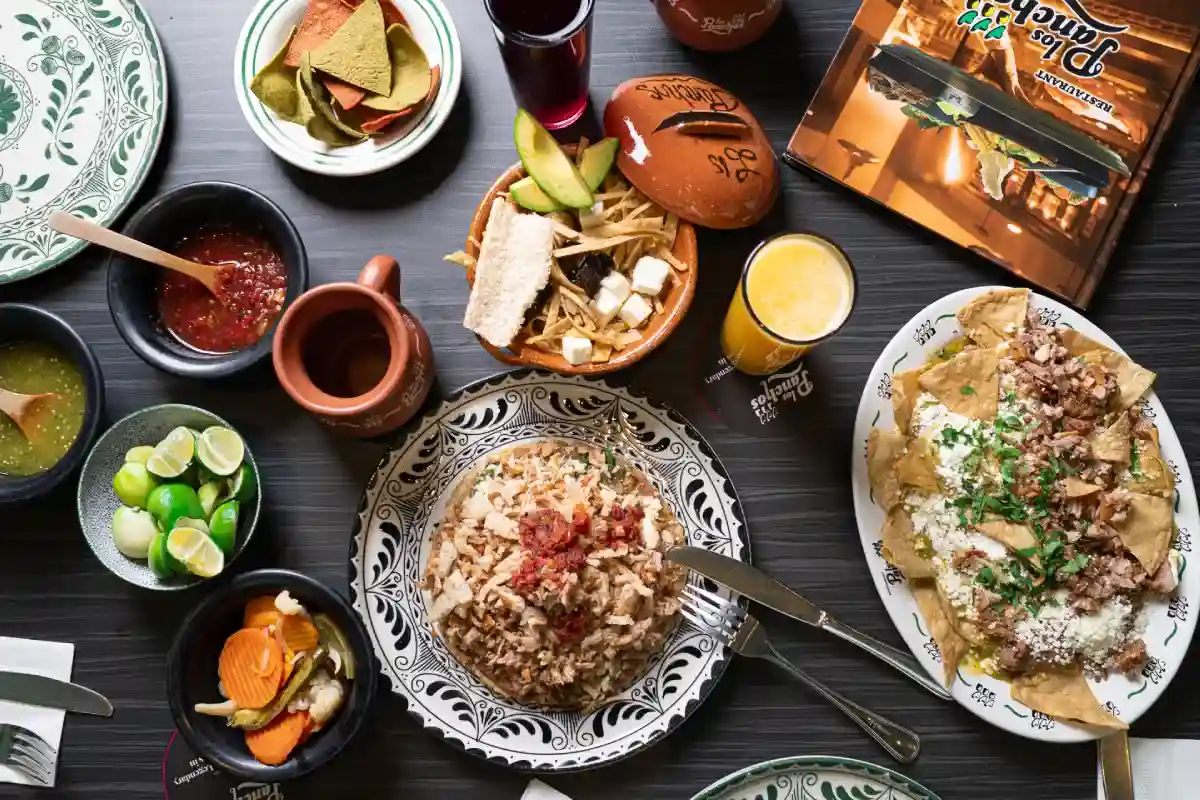 mesa montada con diferentes platillos de comida tradicional mexicana de Los Panchos