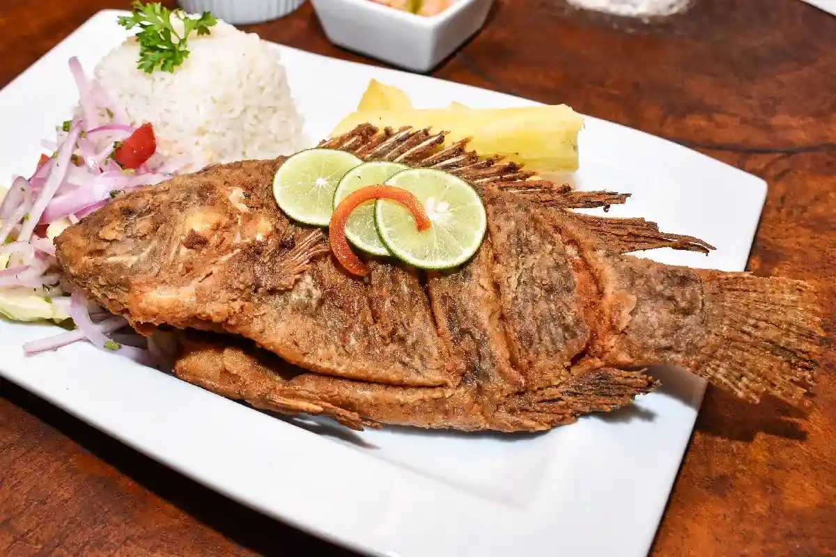 Plato de mojarra frita con guarniciones