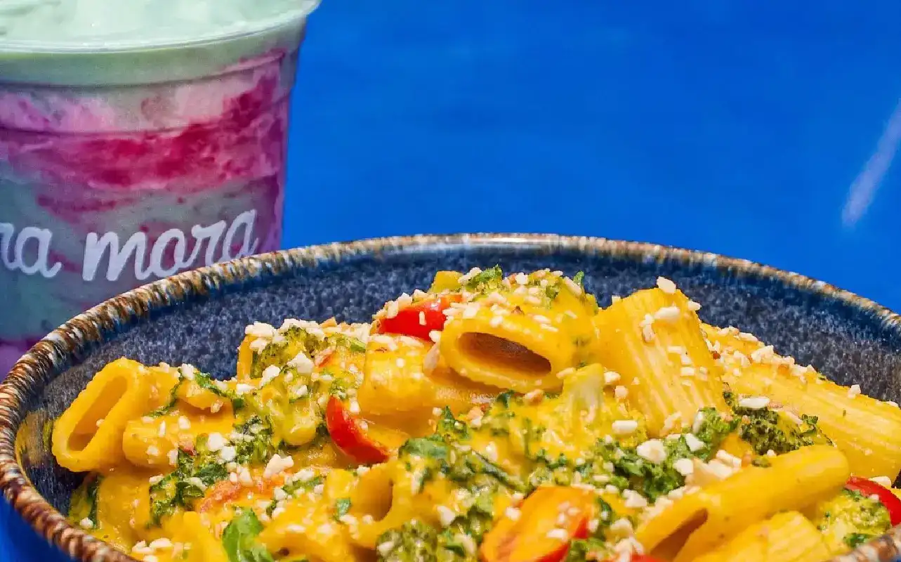 mesa con smoothie y pasta de queso de Mora Mora