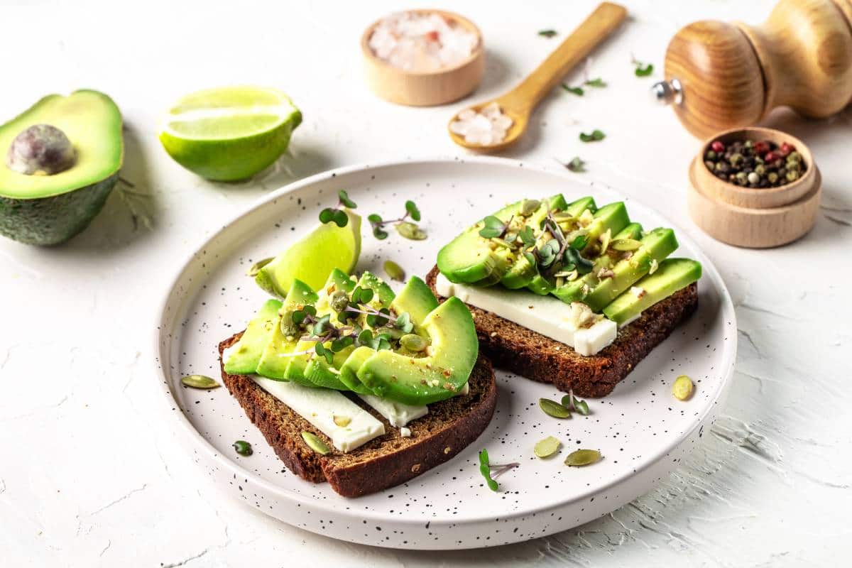 Pan integral con aguacate y queso panela