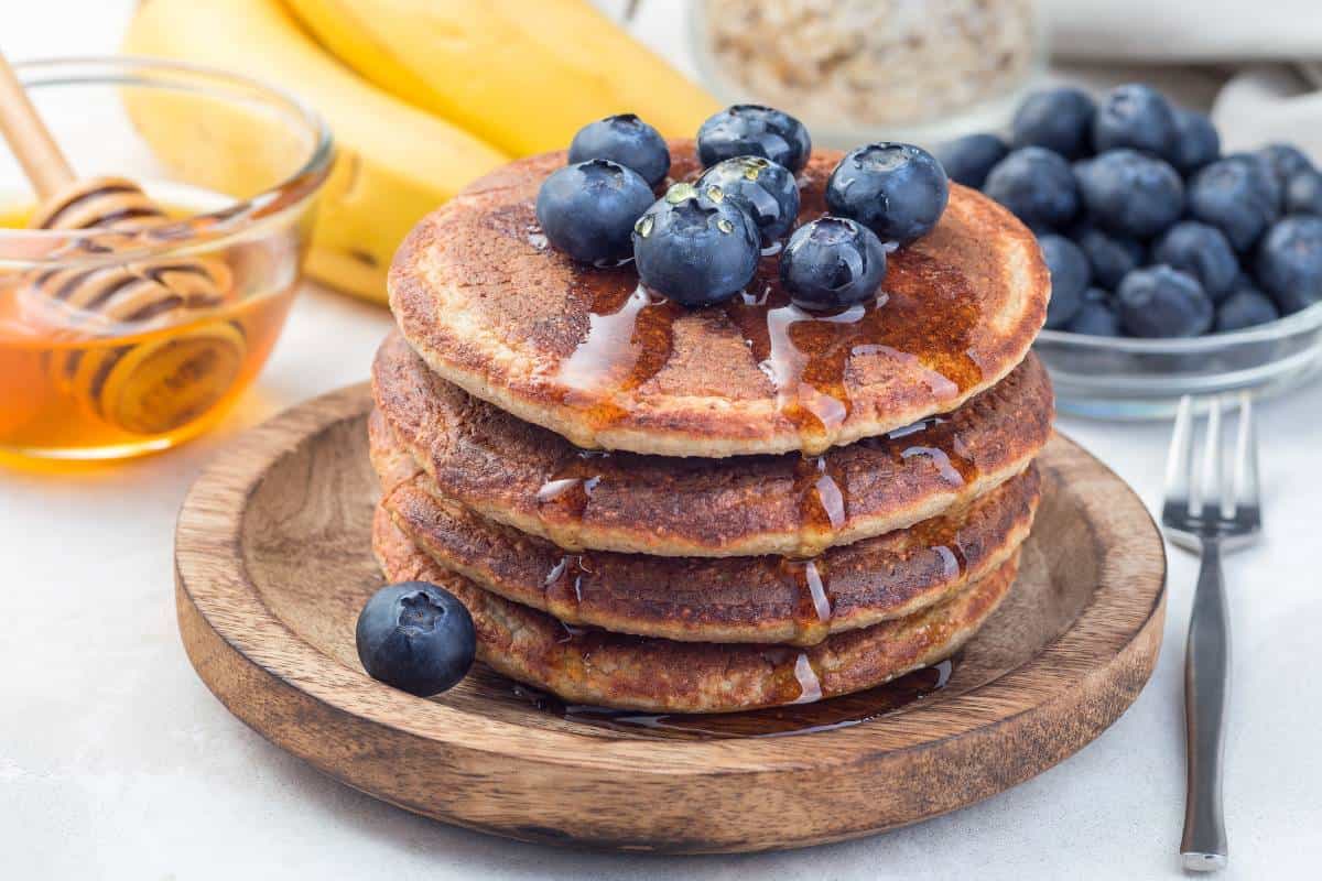 Pancakes de avena con arándanos y poca miel.