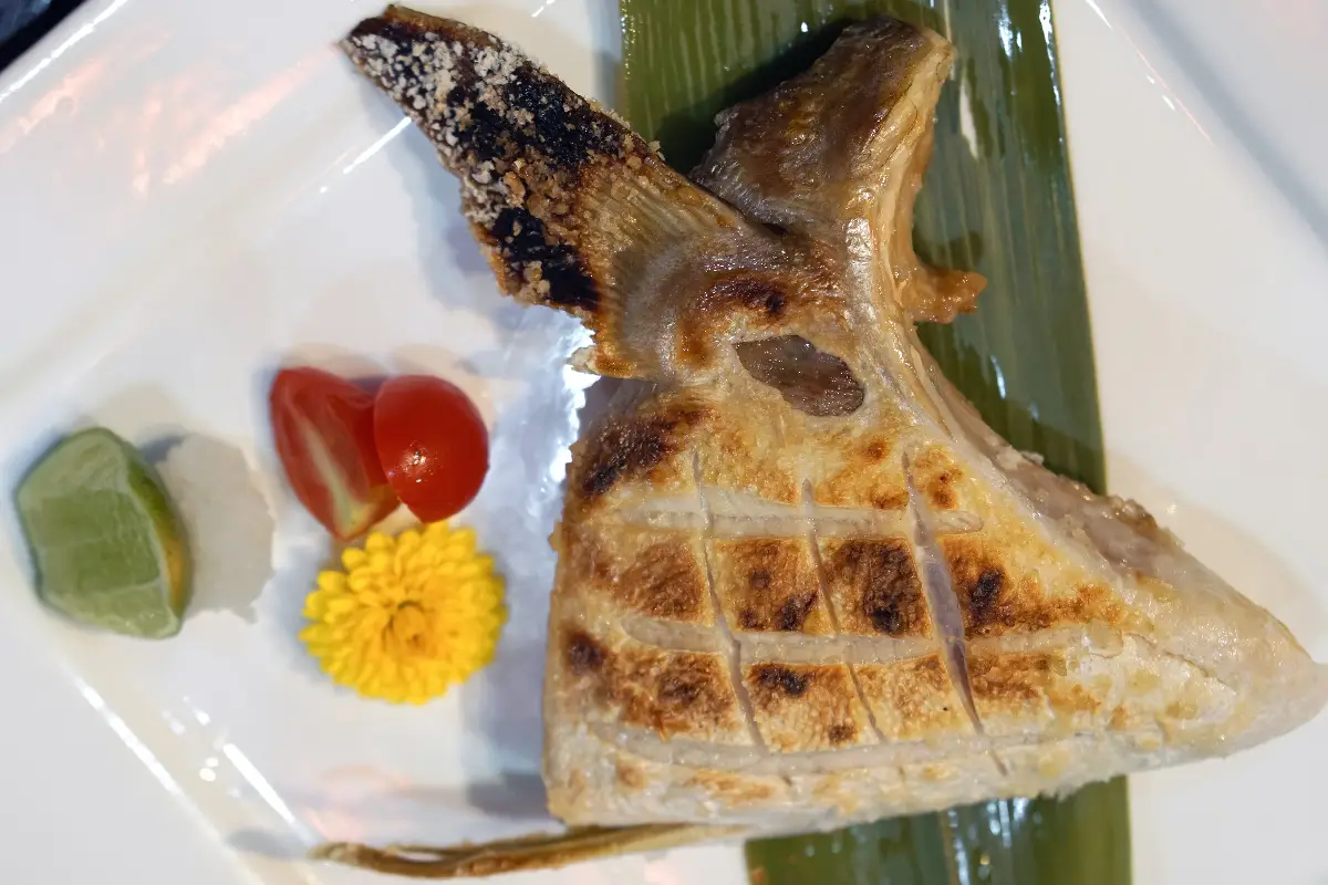 plato con papada de pescado frito y guarniciones