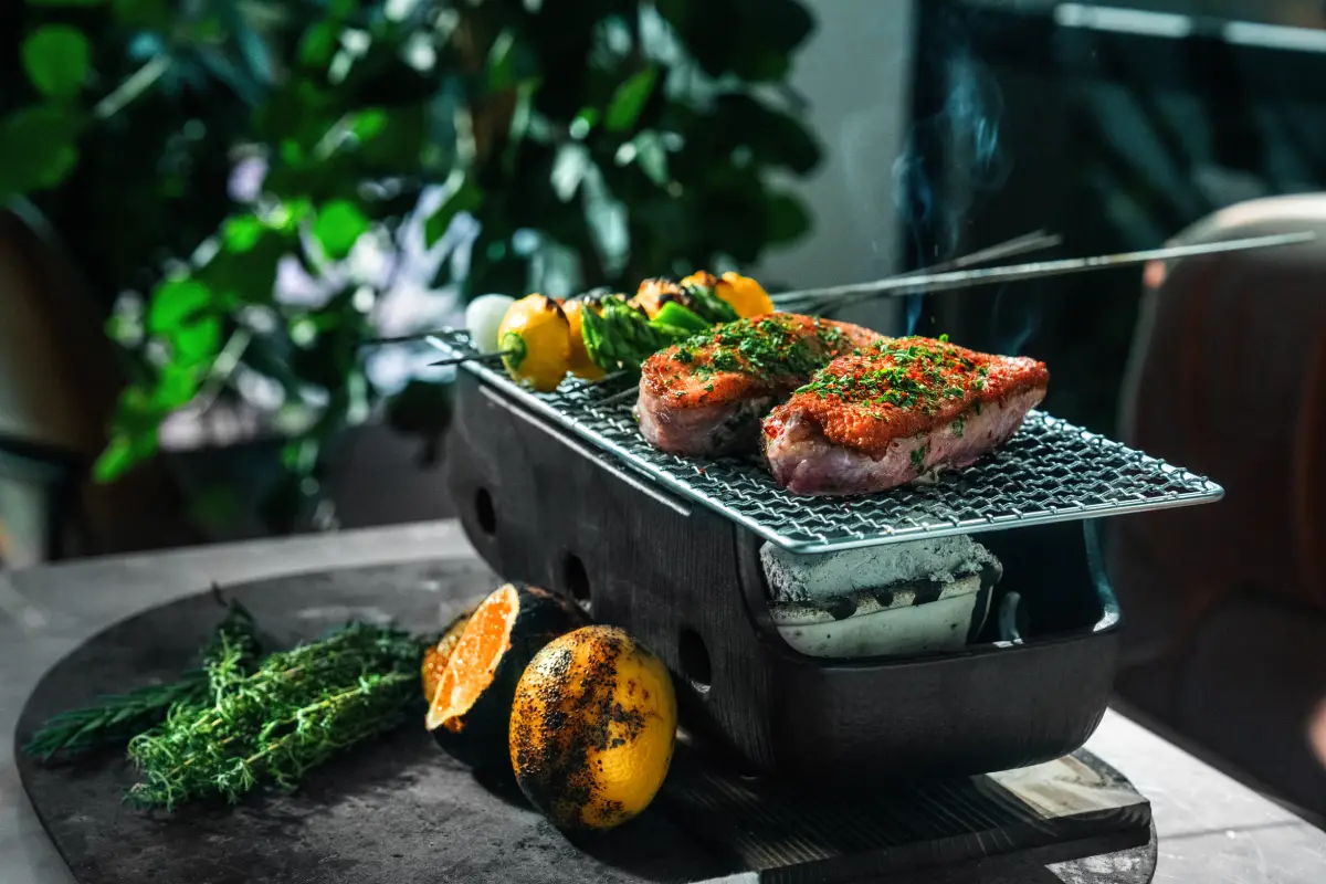 parrilla con carne y carbón