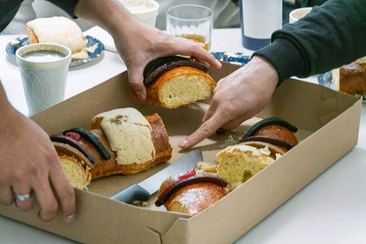Partida de rosca de reyes, señalan el muñequito.