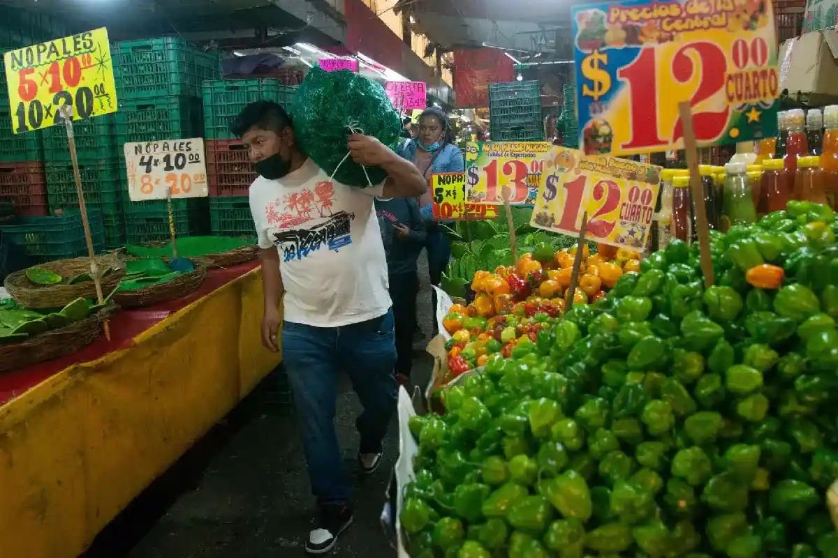 pasillo de mercado con diferentes productos a la venta