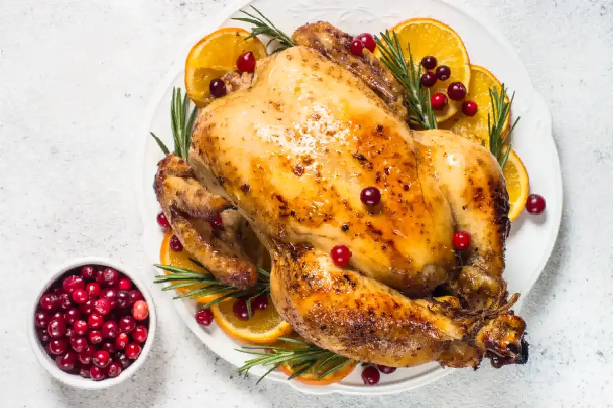 charola con pavo entero navideño