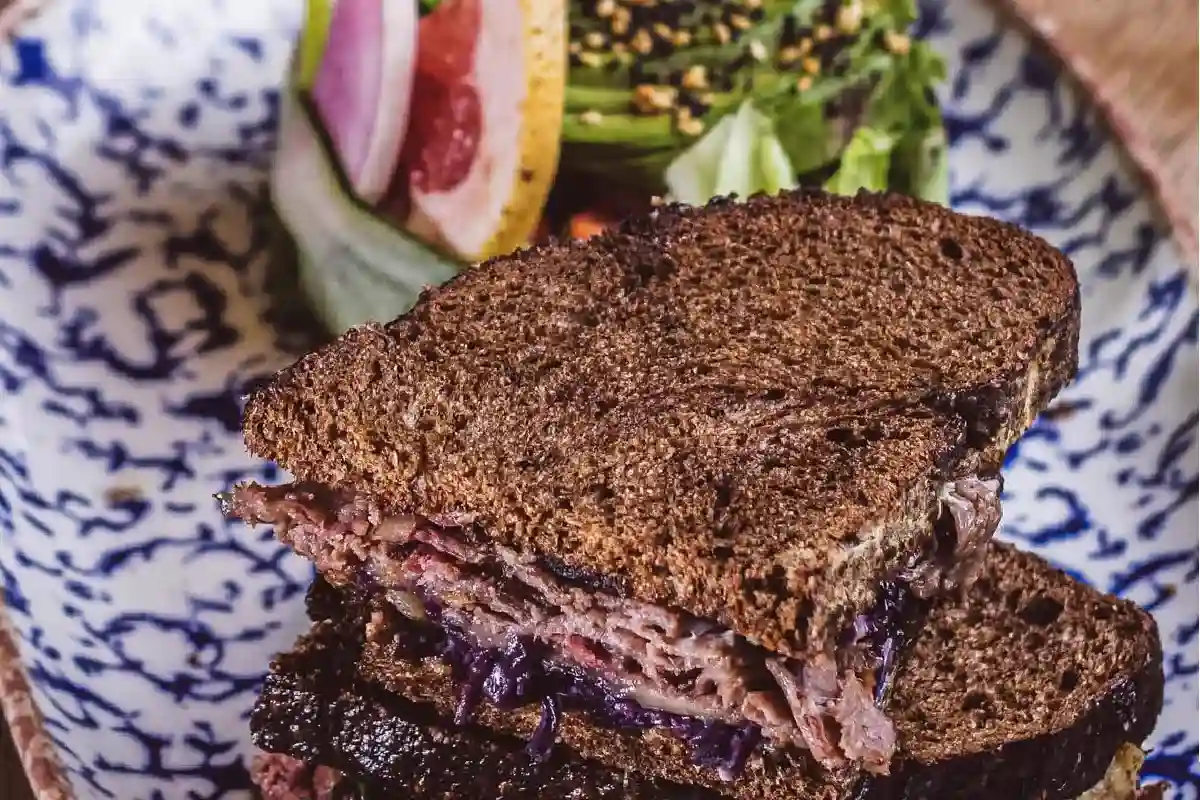 Sándwich Rubens con roast beef de Ojo de Agua