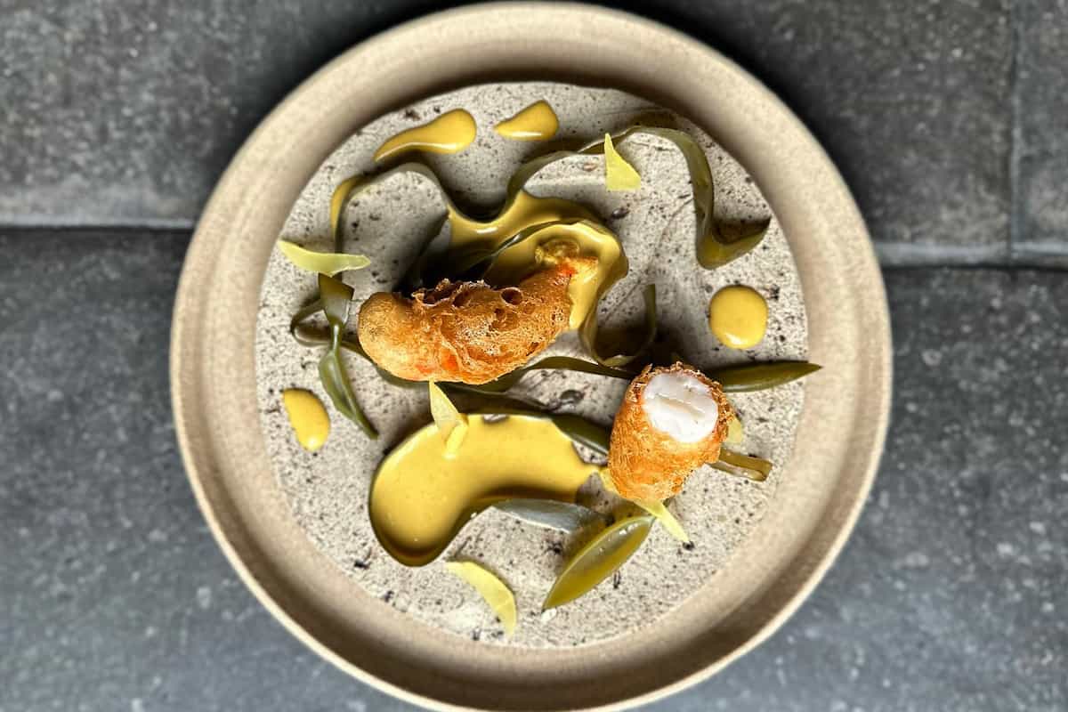 camarón rebozado y acompañado de sargazos