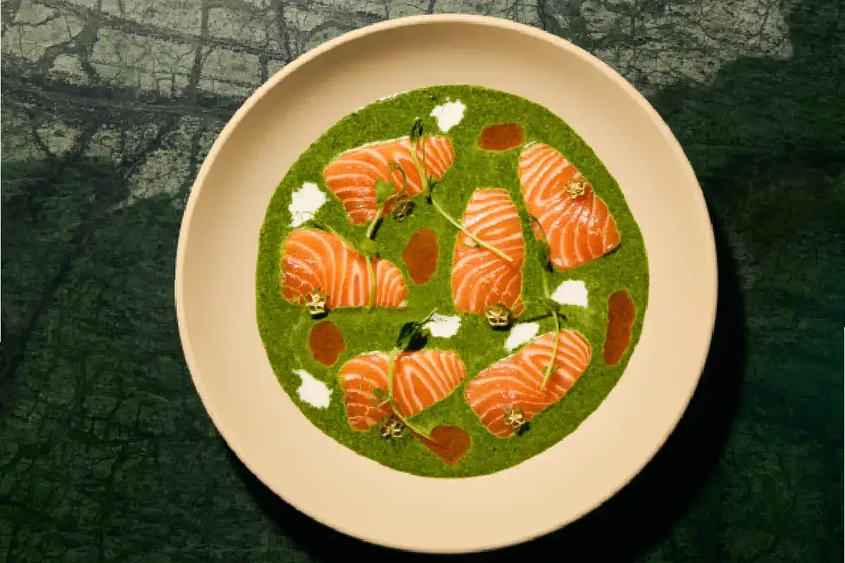plato de carpaccio de salmón con salsa verde