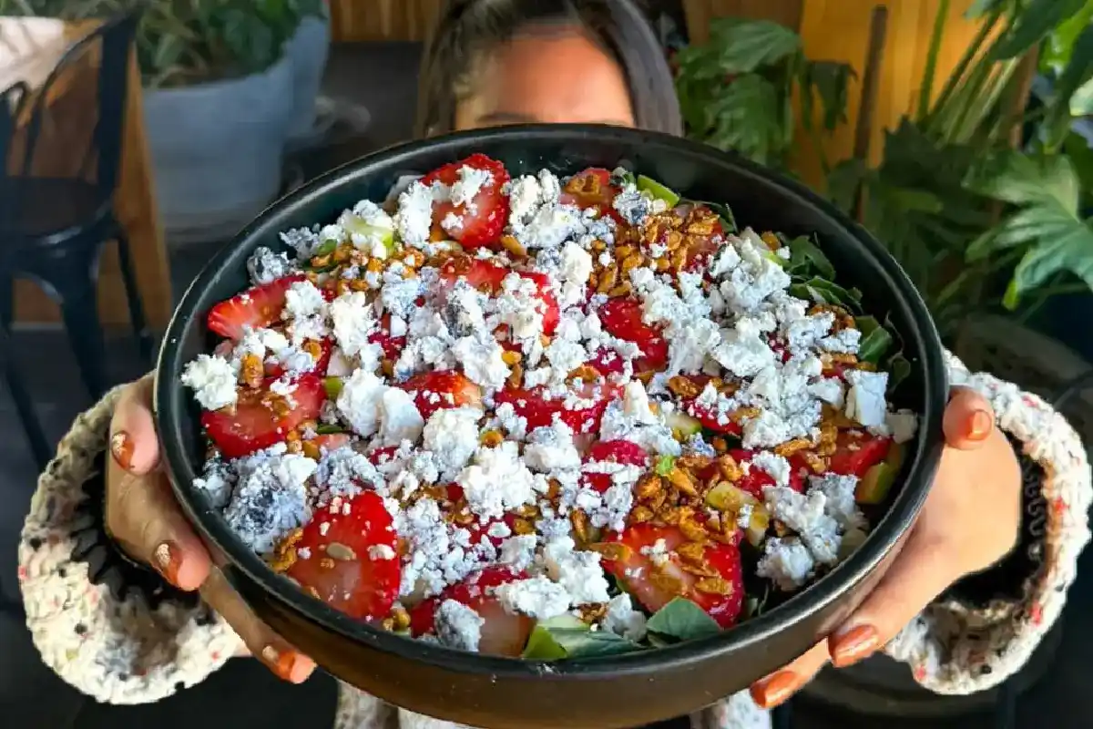 plato de ensalada con queso de cabra
