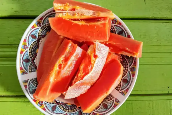 plato con rebanada de papaya fresca